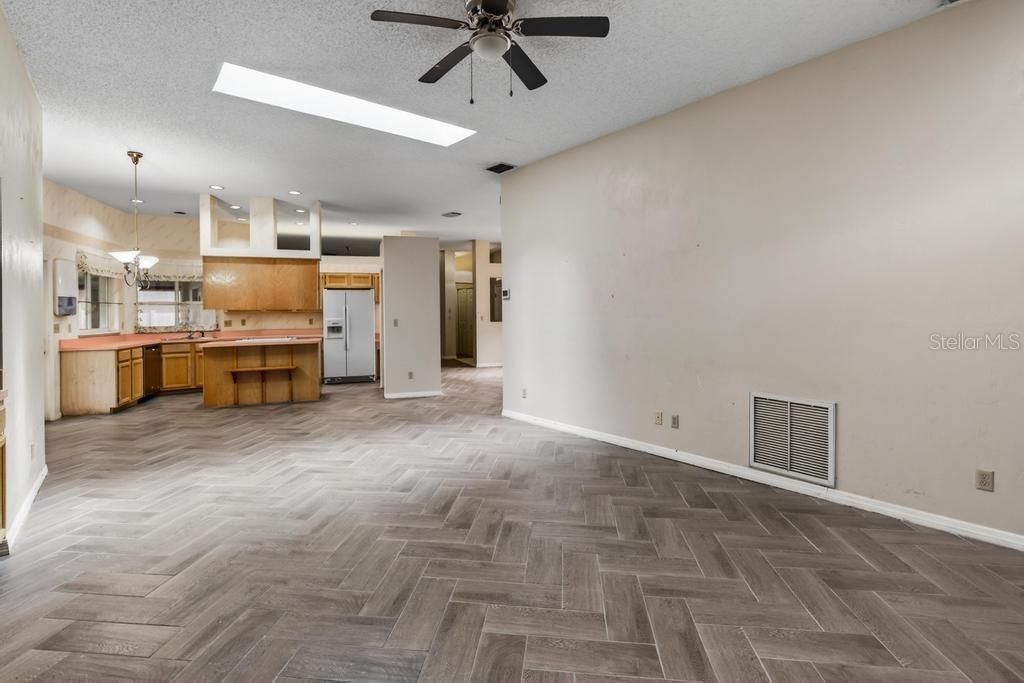 For Sale: $299,900 (3 beds, 2 baths, 2203 Square Feet)
