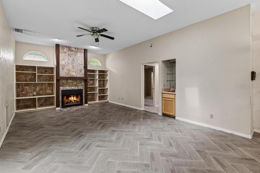 For Sale: $299,900 (3 beds, 2 baths, 2203 Square Feet)