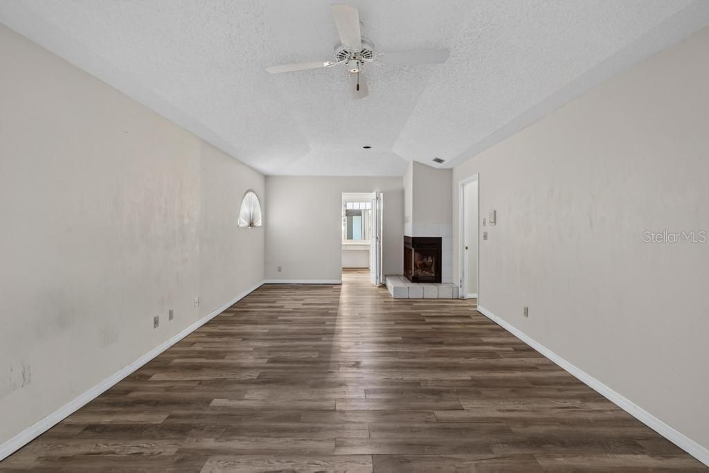 For Sale: $299,900 (3 beds, 2 baths, 2203 Square Feet)