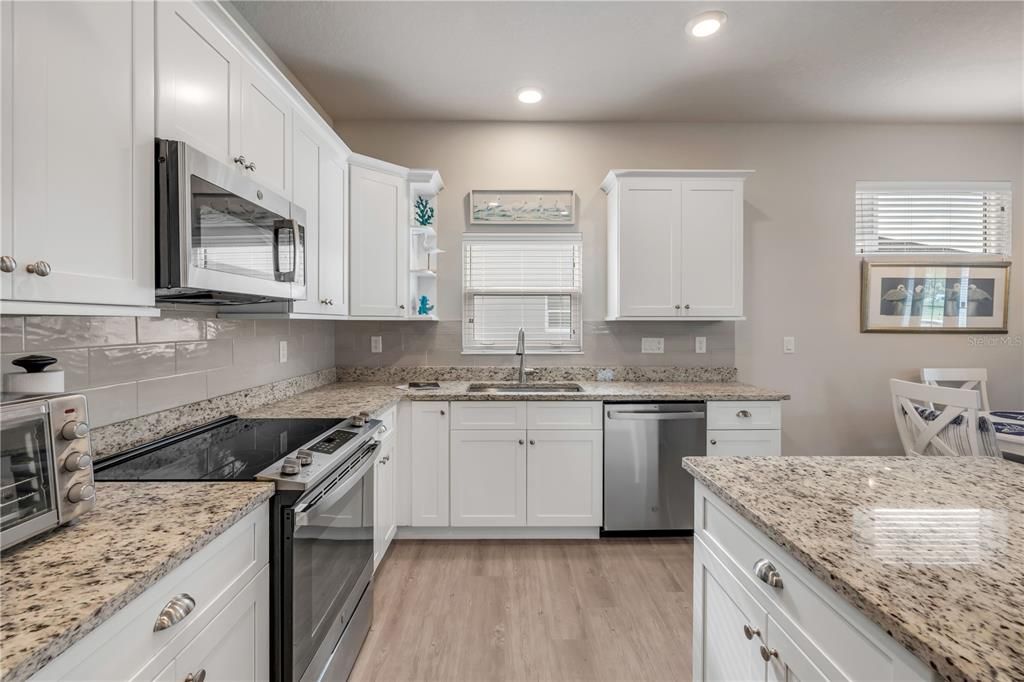 For Sale: $350,000 (2 beds, 2 baths, 1272 Square Feet)