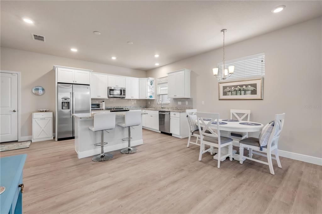 For Sale: $350,000 (2 beds, 2 baths, 1272 Square Feet)
