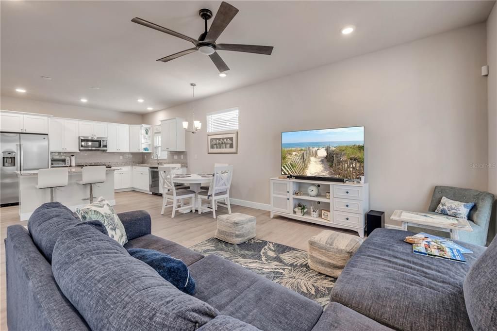 For Sale: $350,000 (2 beds, 2 baths, 1272 Square Feet)