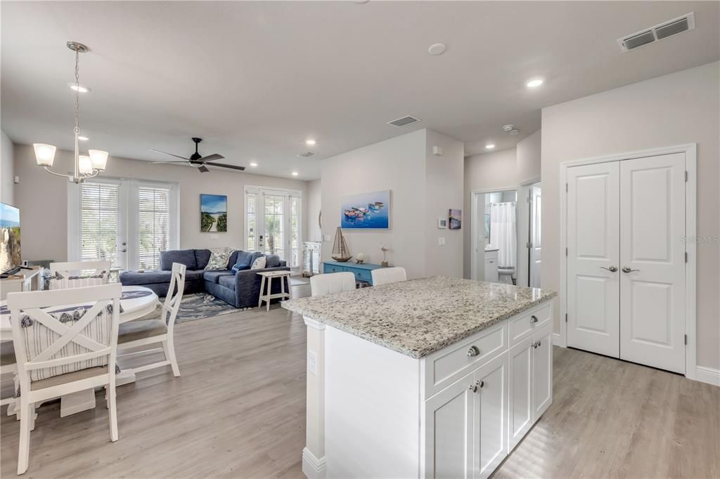 For Sale: $350,000 (2 beds, 2 baths, 1272 Square Feet)
