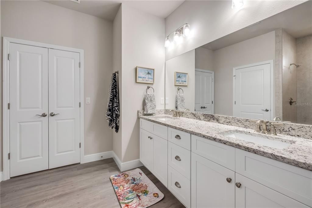 For Sale: $350,000 (2 beds, 2 baths, 1272 Square Feet)