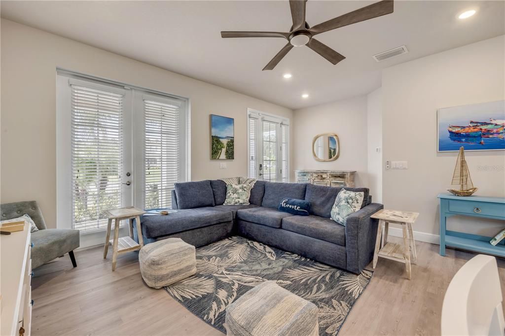 For Sale: $350,000 (2 beds, 2 baths, 1272 Square Feet)