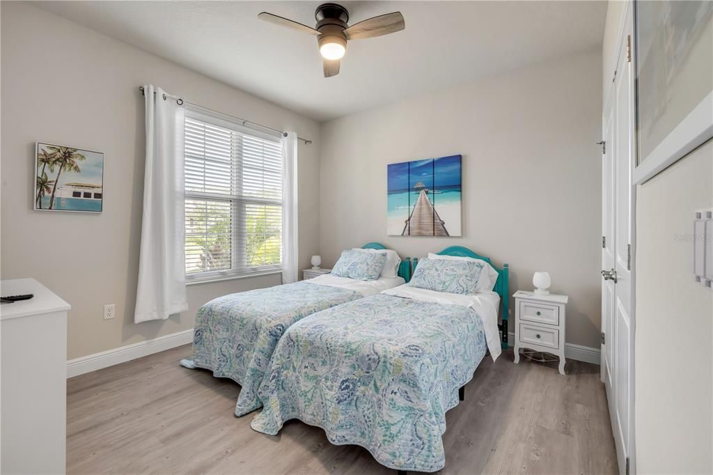 For Sale: $350,000 (2 beds, 2 baths, 1272 Square Feet)