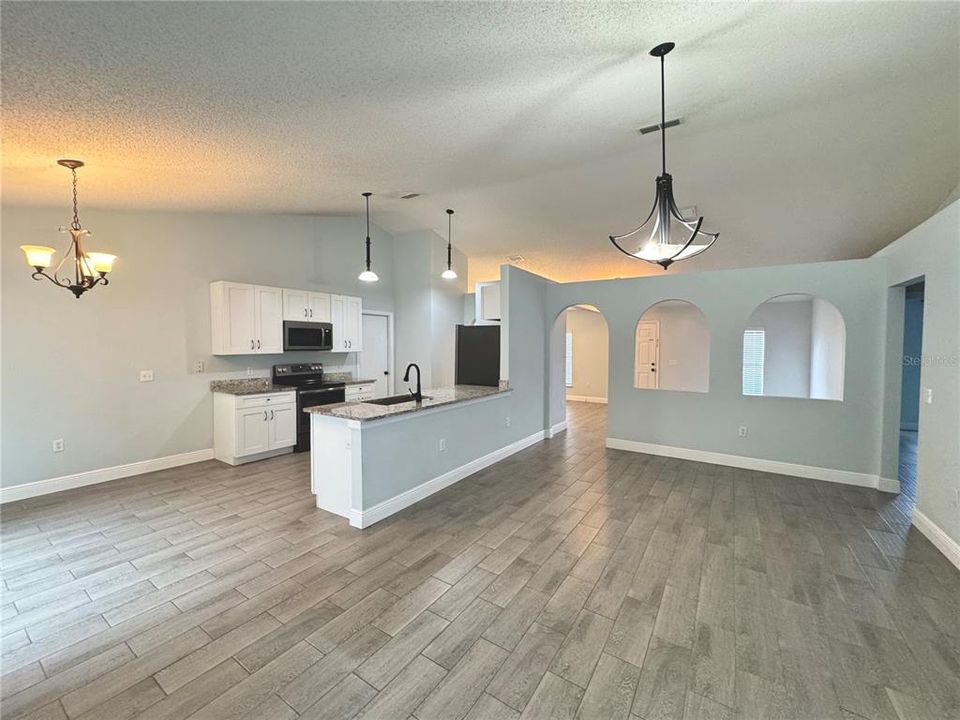 For Sale: $327,777 (4 beds, 2 baths, 1811 Square Feet)