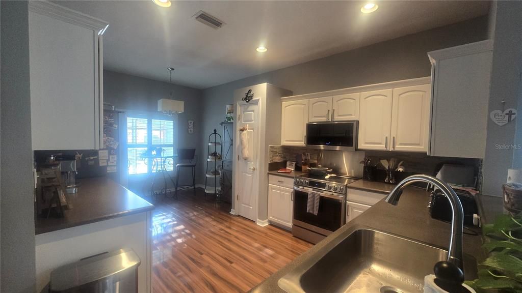 For Sale: $289,900 (3 beds, 2 baths, 1470 Square Feet)