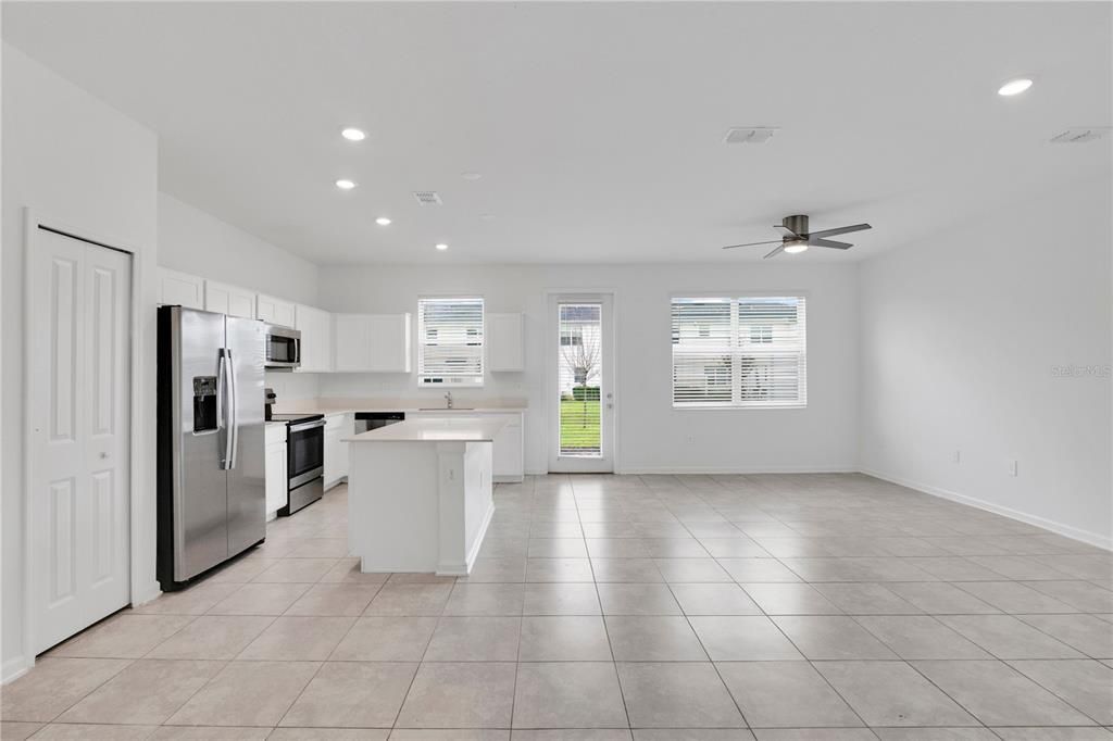 En Venta: $349,000 (4 camas, 3 baños, 1944 Pies cuadrados)