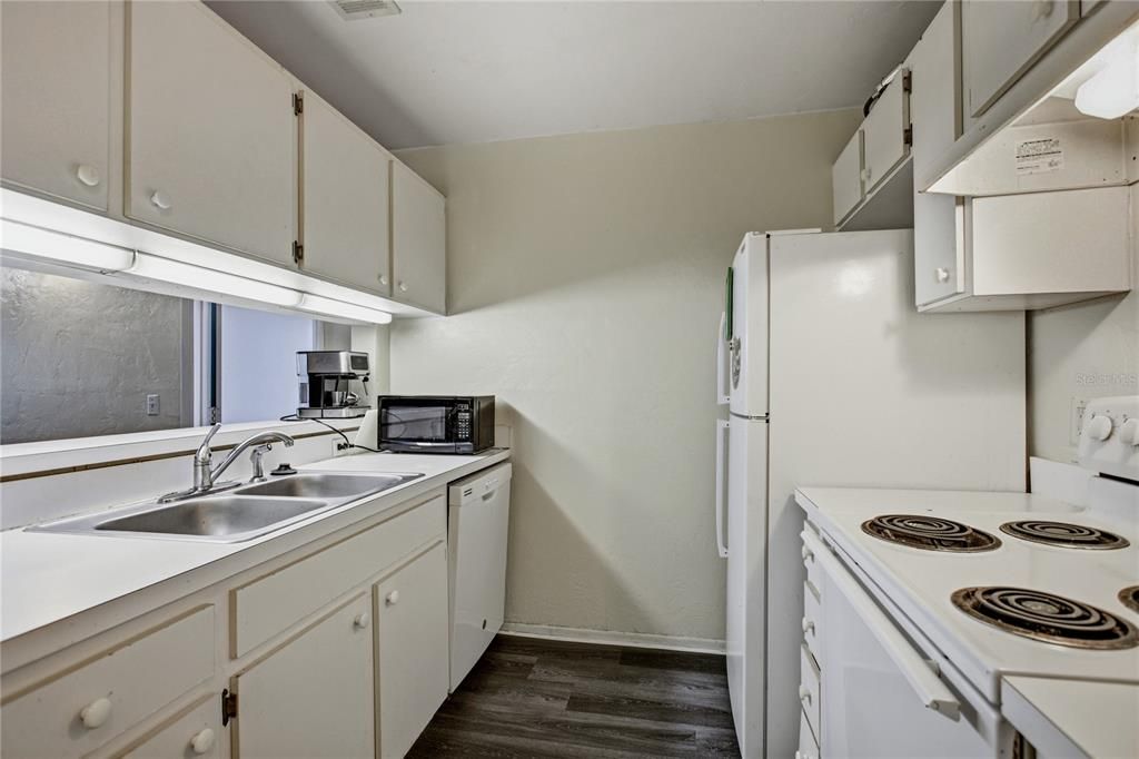 For Sale: $189,900 (4 beds, 4 baths, 1177 Square Feet)