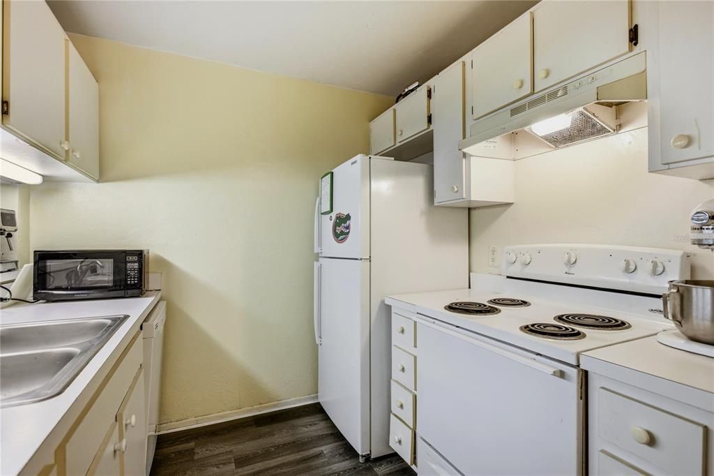 For Sale: $189,900 (4 beds, 4 baths, 1177 Square Feet)