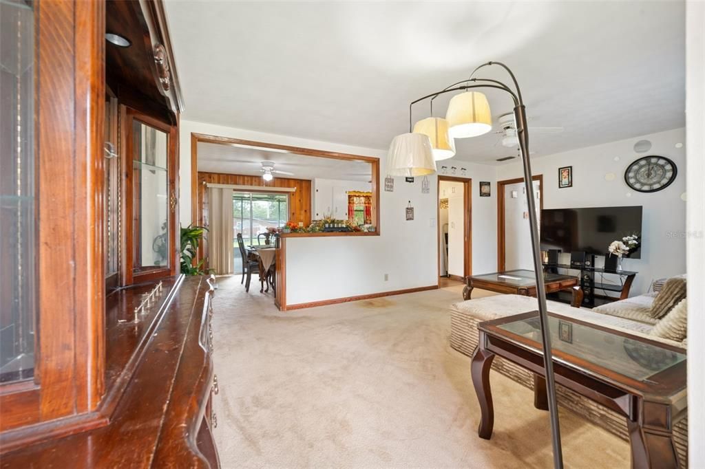 На продажу: $250,000 (3 спален, 1 ванн, 1232 Квадратных фут)