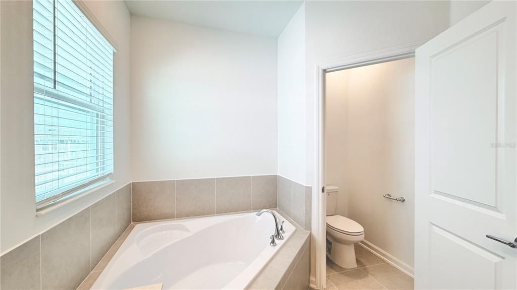 For Rent: $3,500 (6 beds, 3 baths, 2643 Square Feet)