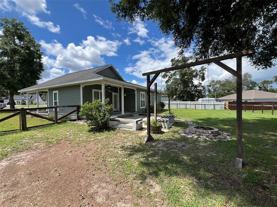 For Sale: $280,000 (3 beds, 2 baths, 1330 Square Feet)