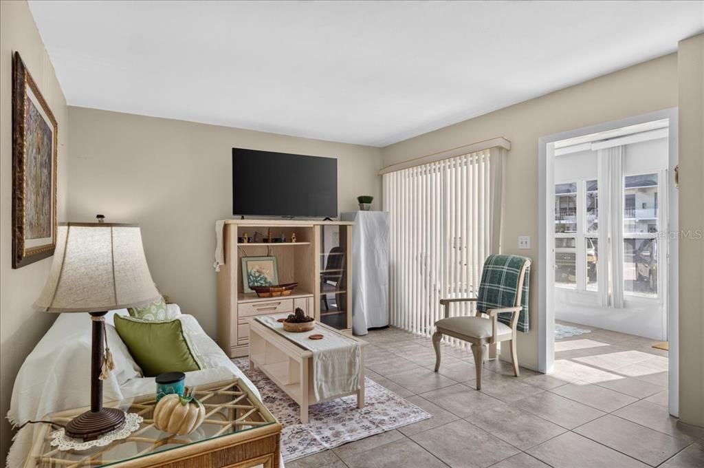 For Sale: $69,900 (1 beds, 1 baths, 705 Square Feet)