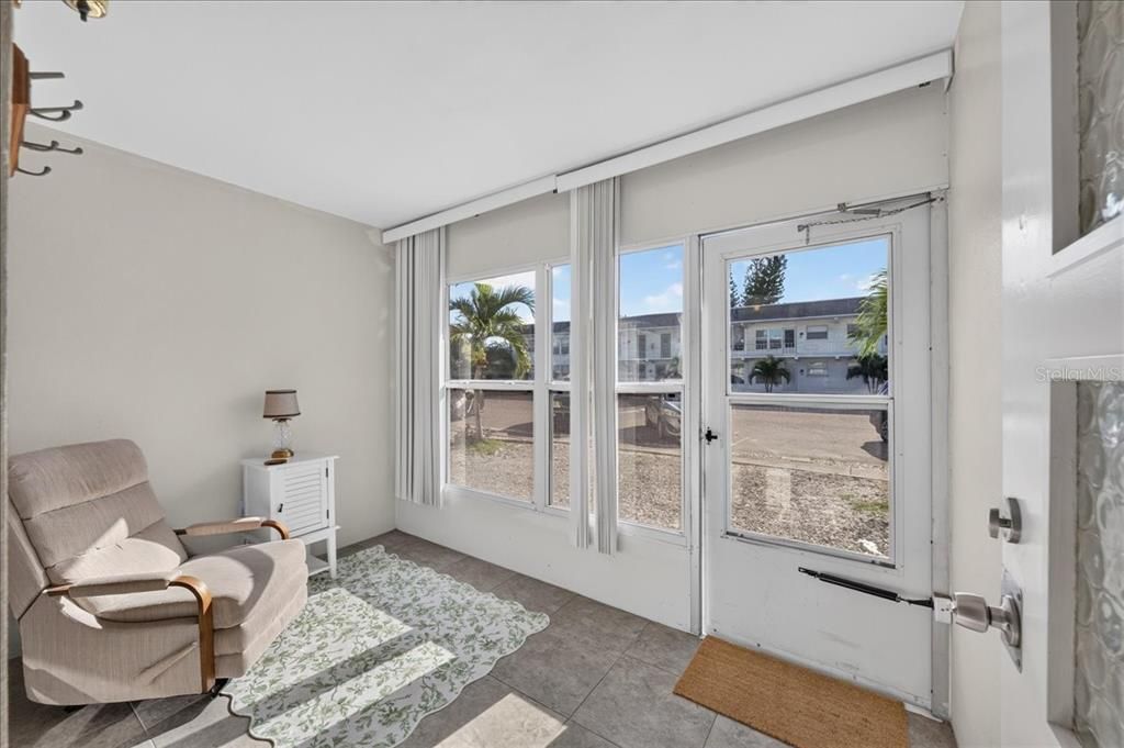 For Sale: $69,900 (1 beds, 1 baths, 705 Square Feet)
