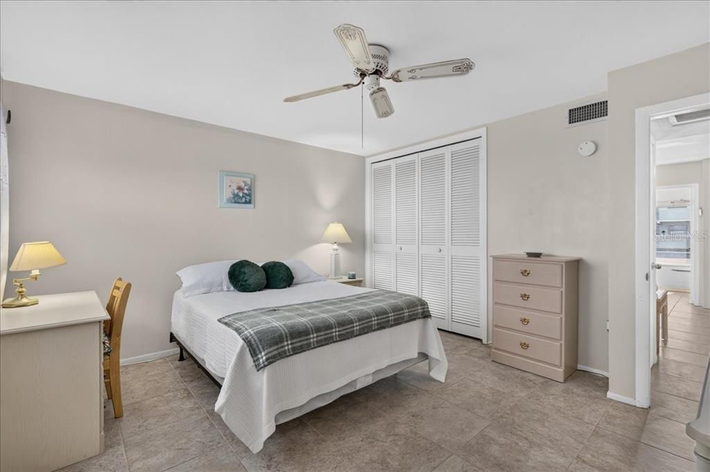 For Sale: $69,900 (1 beds, 1 baths, 705 Square Feet)