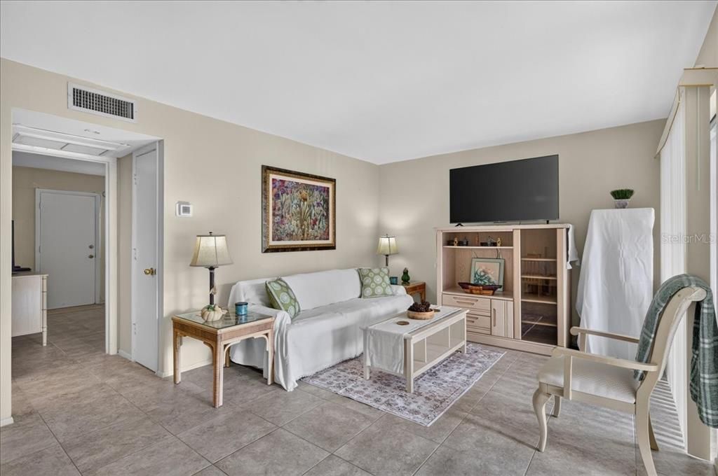 For Sale: $69,900 (1 beds, 1 baths, 705 Square Feet)