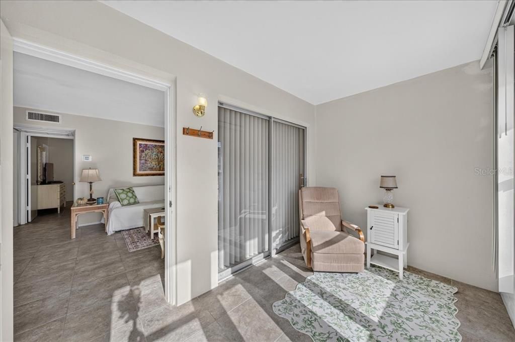 For Sale: $69,900 (1 beds, 1 baths, 705 Square Feet)