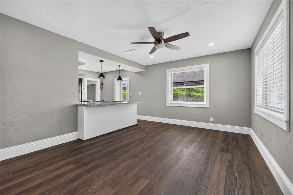 For Sale: $295,000 (2 beds, 1 baths, 1054 Square Feet)