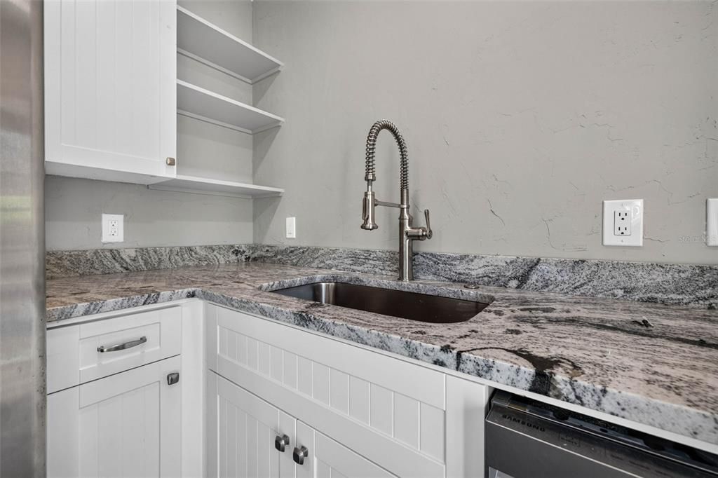 For Sale: $295,000 (2 beds, 1 baths, 1054 Square Feet)