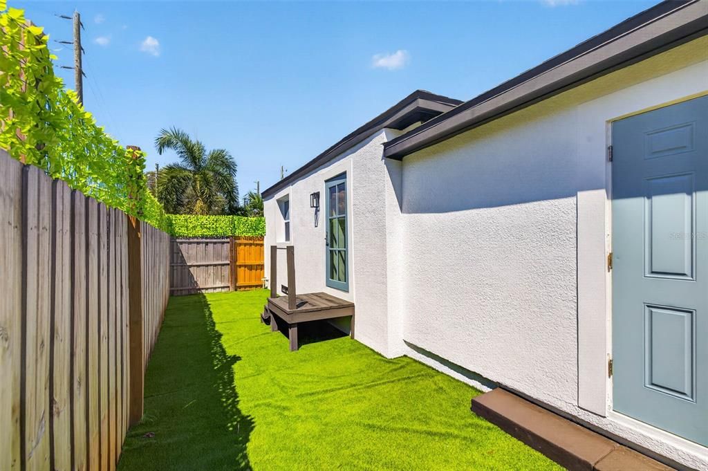 For Sale: $295,000 (2 beds, 1 baths, 1054 Square Feet)