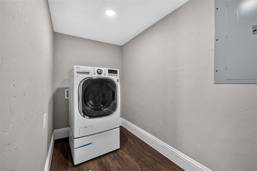 For Sale: $295,000 (2 beds, 1 baths, 1054 Square Feet)