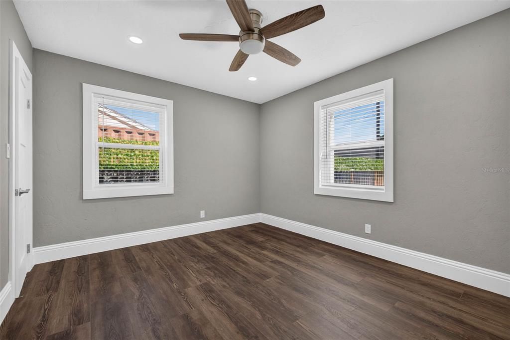 For Sale: $295,000 (2 beds, 1 baths, 1054 Square Feet)