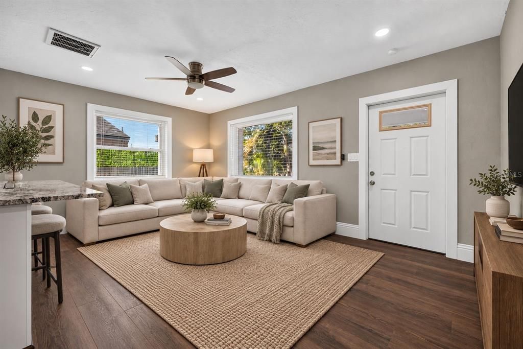 For Sale: $295,000 (2 beds, 1 baths, 1054 Square Feet)