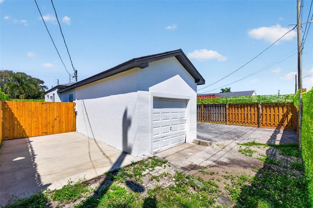 For Sale: $295,000 (2 beds, 1 baths, 1054 Square Feet)