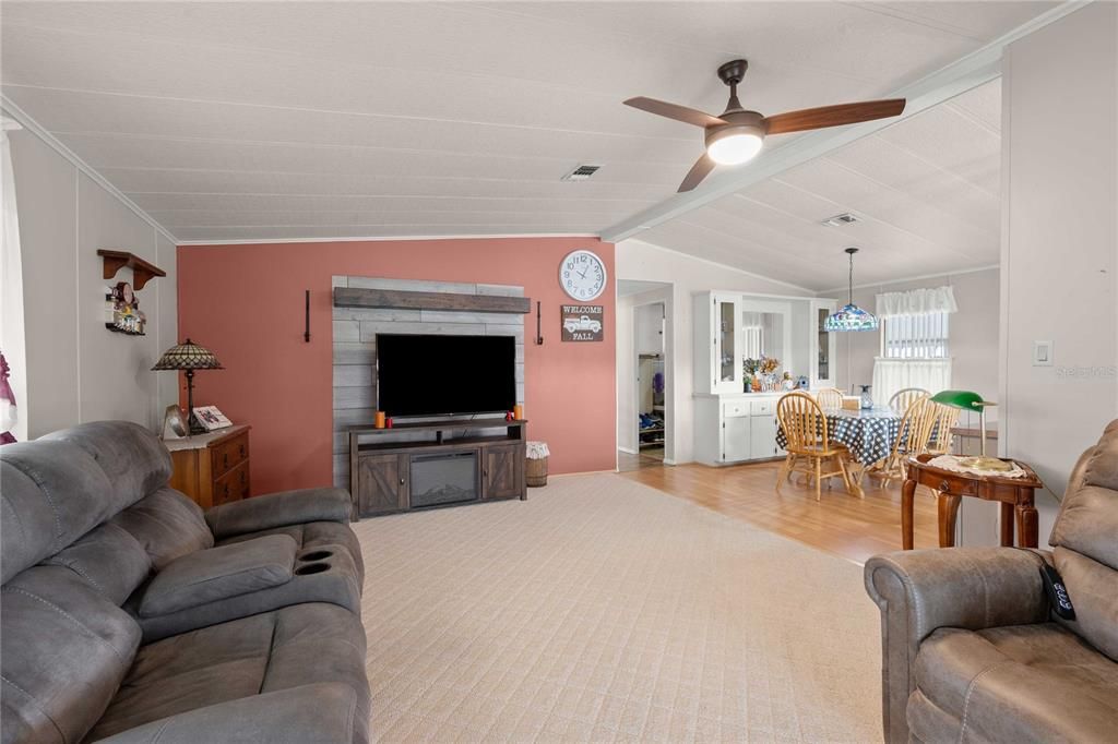 For Sale: $159,900 (2 beds, 2 baths, 1248 Square Feet)