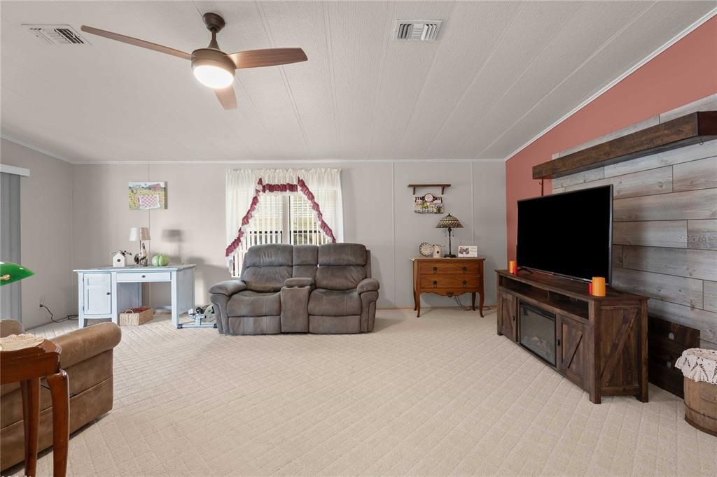 For Sale: $159,900 (2 beds, 2 baths, 1248 Square Feet)