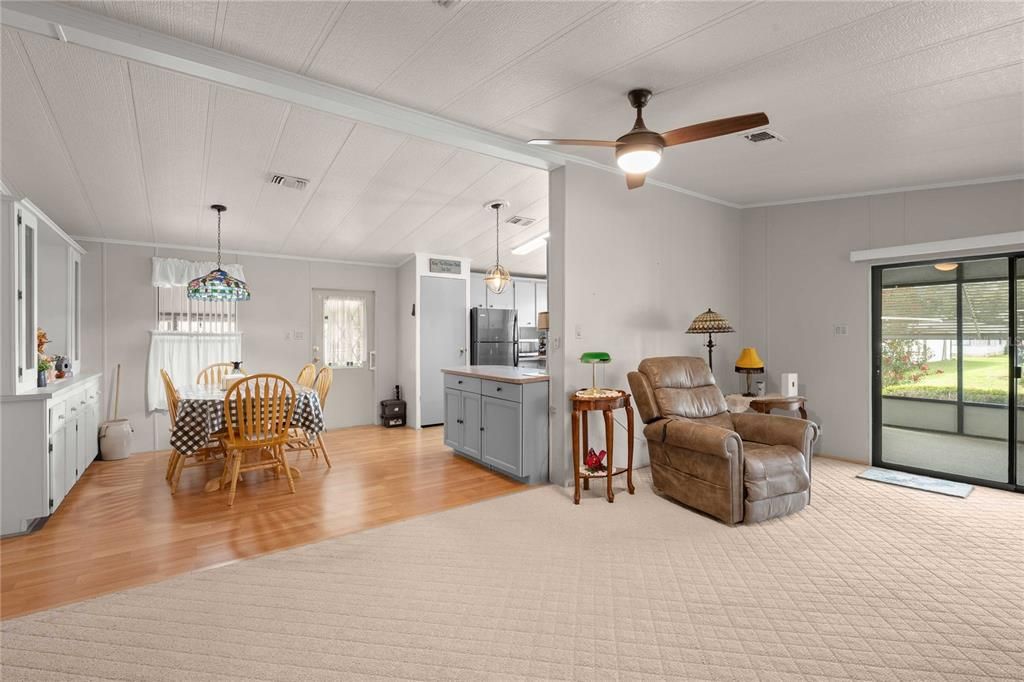 For Sale: $159,900 (2 beds, 2 baths, 1248 Square Feet)
