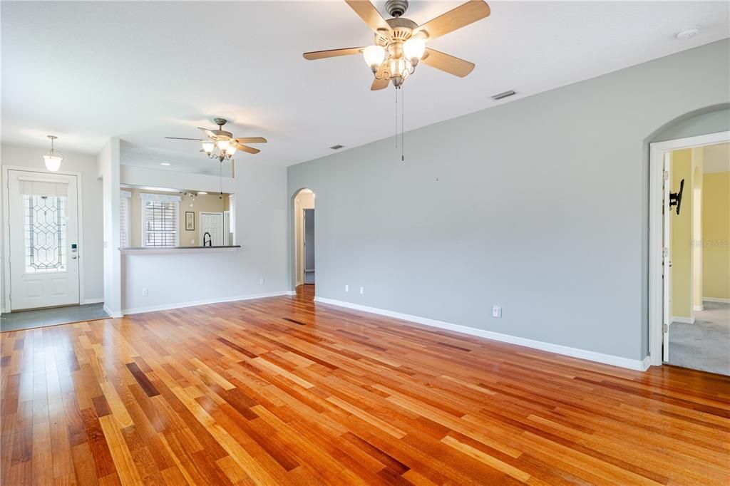 For Sale: $349,900 (3 beds, 2 baths, 1719 Square Feet)