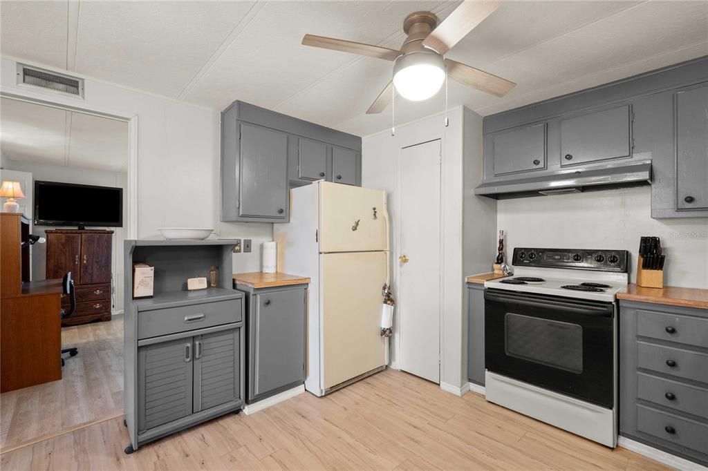 For Sale: $110,000 (2 beds, 1 baths, 768 Square Feet)