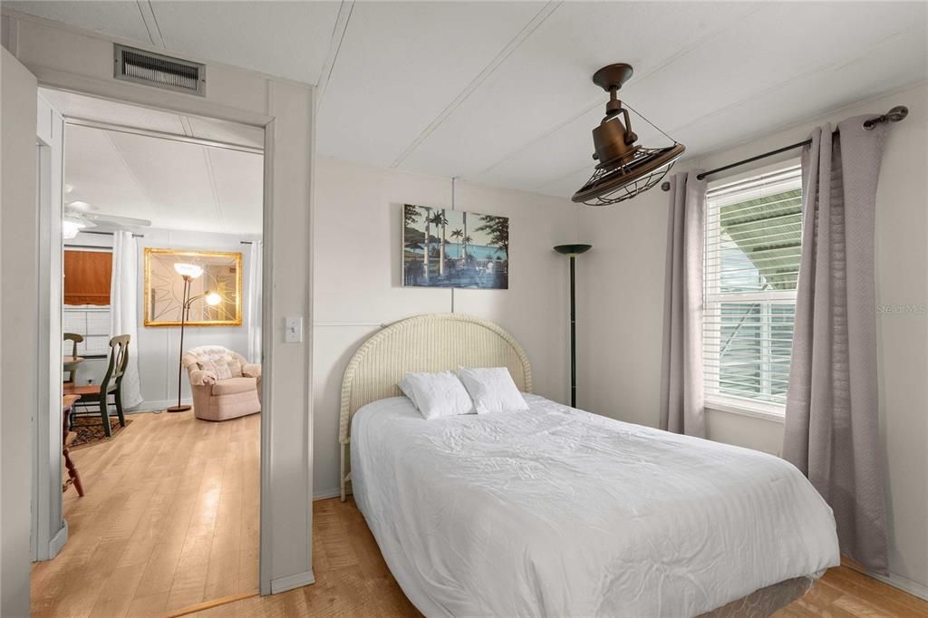 For Sale: $110,000 (2 beds, 1 baths, 768 Square Feet)