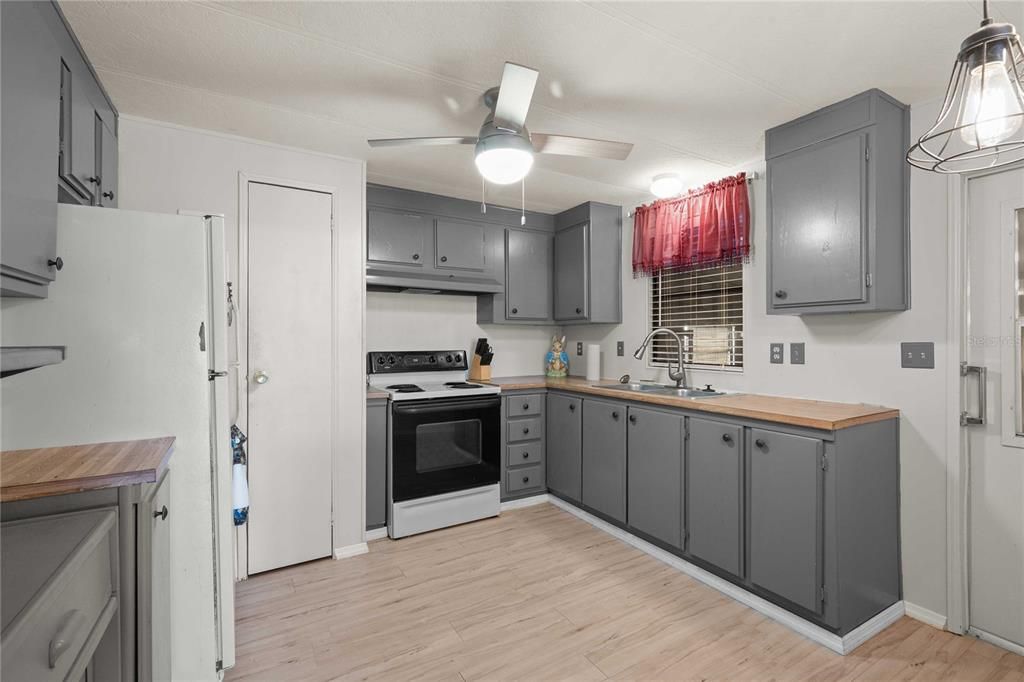 For Sale: $110,000 (2 beds, 1 baths, 768 Square Feet)