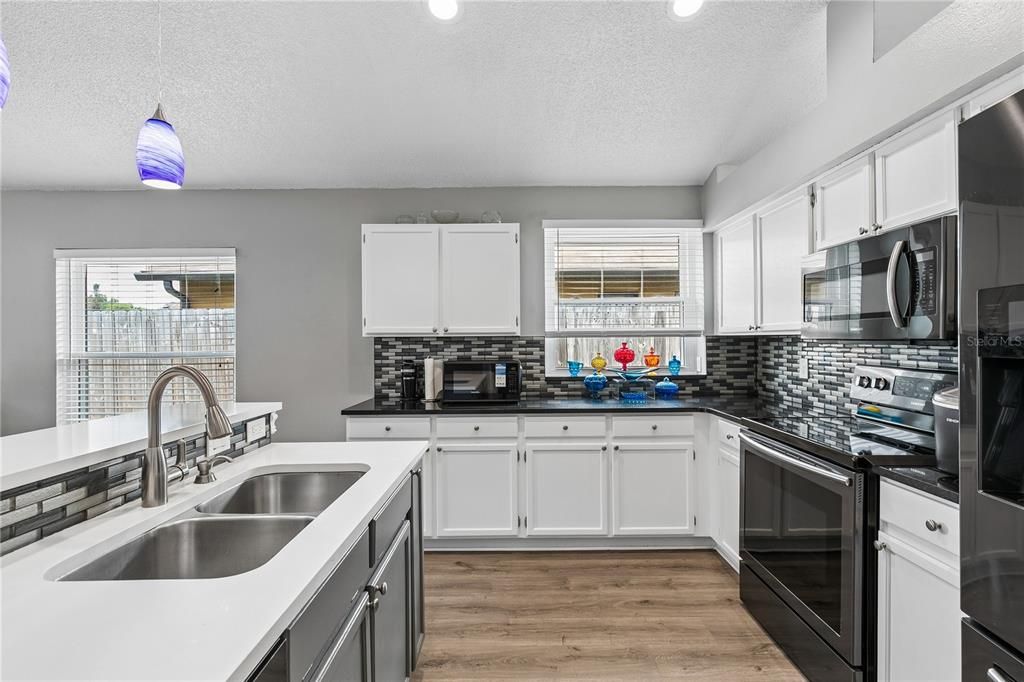 Activo con contrato: $450,000 (4 camas, 2 baños, 1865 Pies cuadrados)