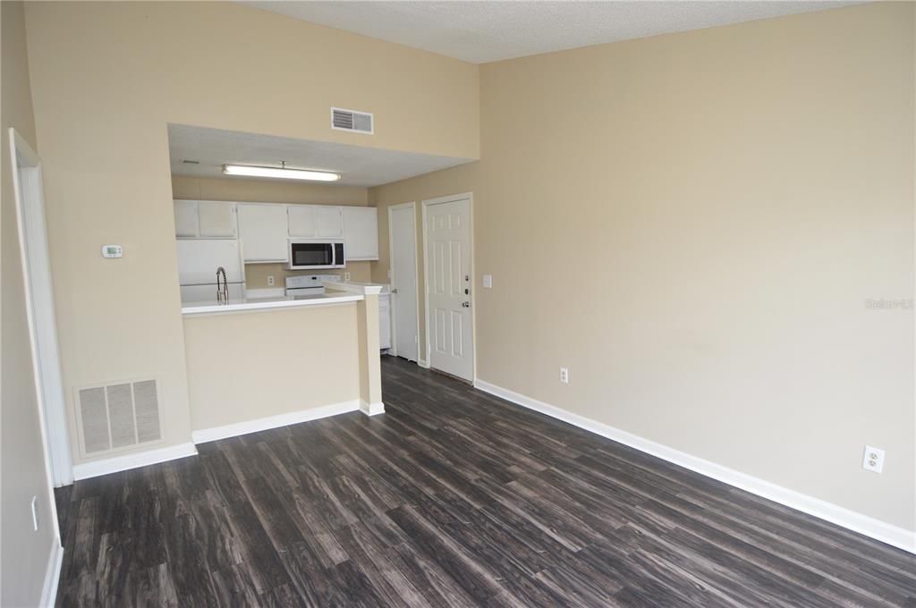 For Rent: $1,250 (1 beds, 1 baths, 616 Square Feet)