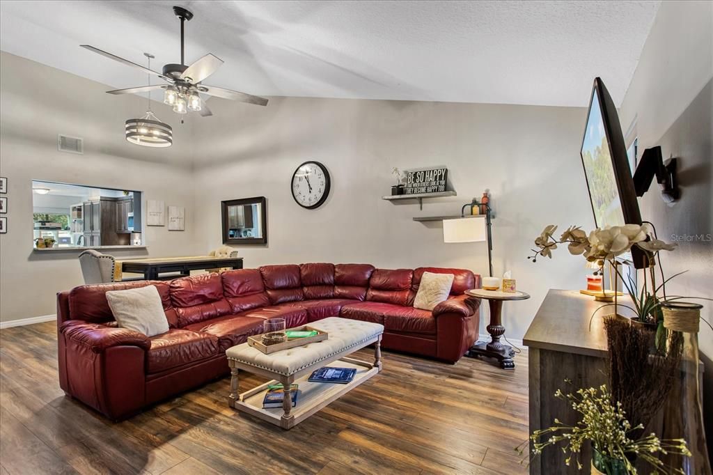 На продажу: $360,000 (3 спален, 2 ванн, 1550 Квадратных фут)
