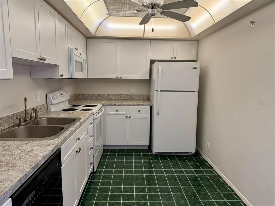 For Sale: $395,000 (2 beds, 2 baths, 1150 Square Feet)