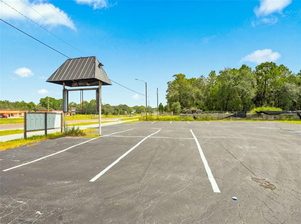 待售: $3,850,000 (9.97 acres)