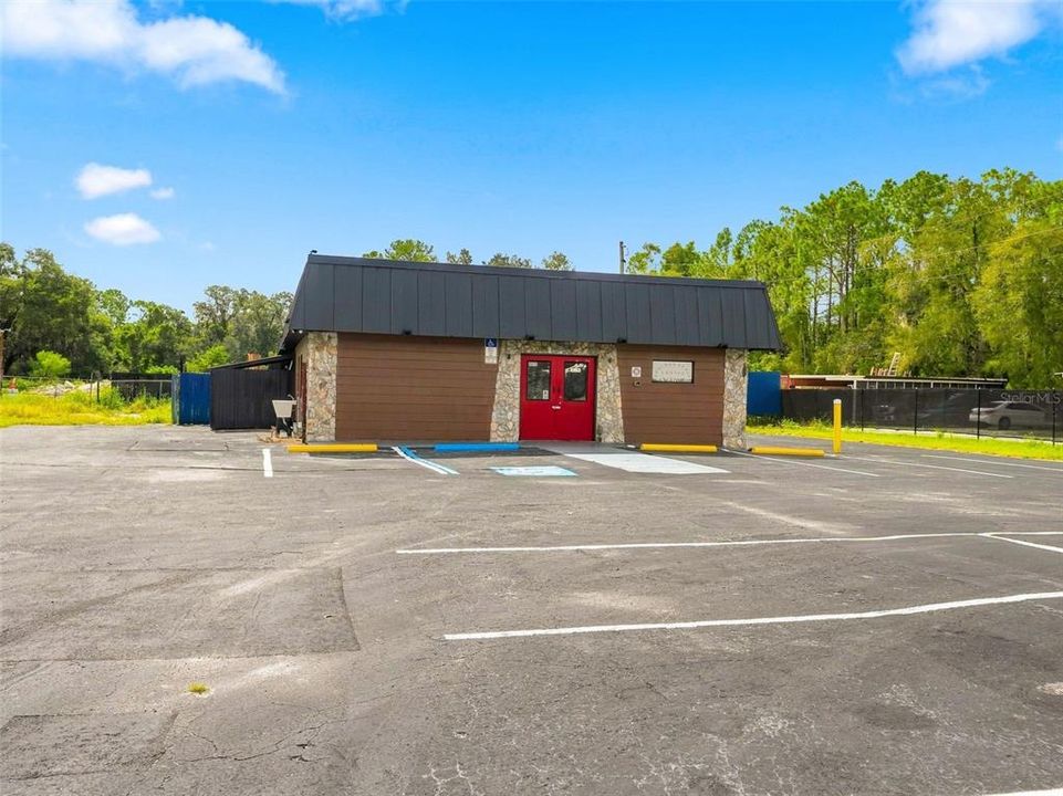 待售: $3,850,000 (9.97 acres)