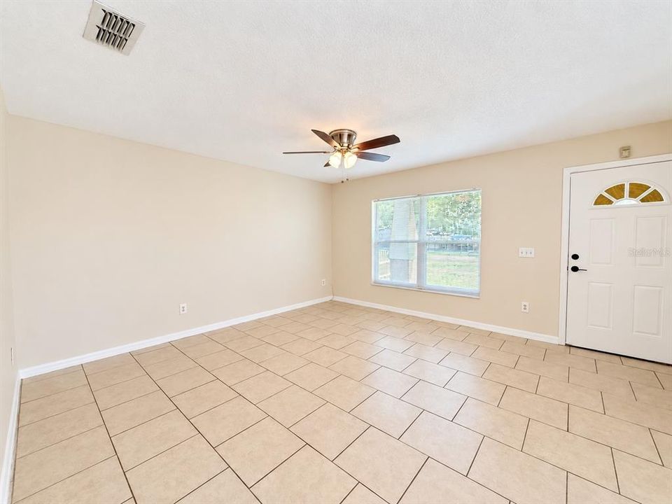 For Rent: $1,950 (3 beds, 2 baths, 1200 Square Feet)