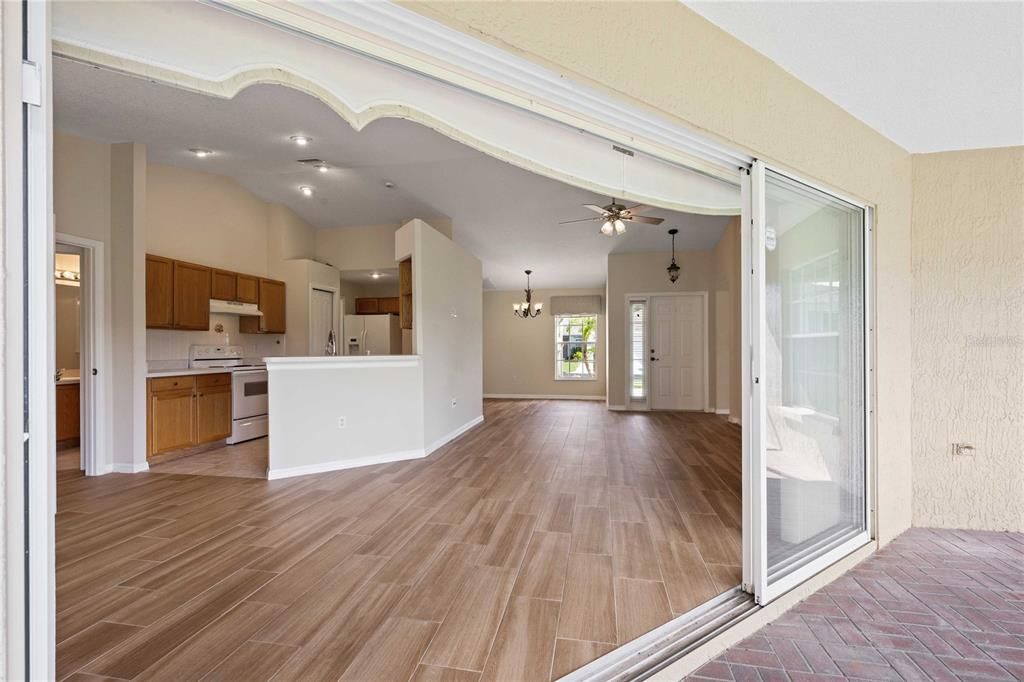 For Sale: $249,000 (2 beds, 2 baths, 1270 Square Feet)