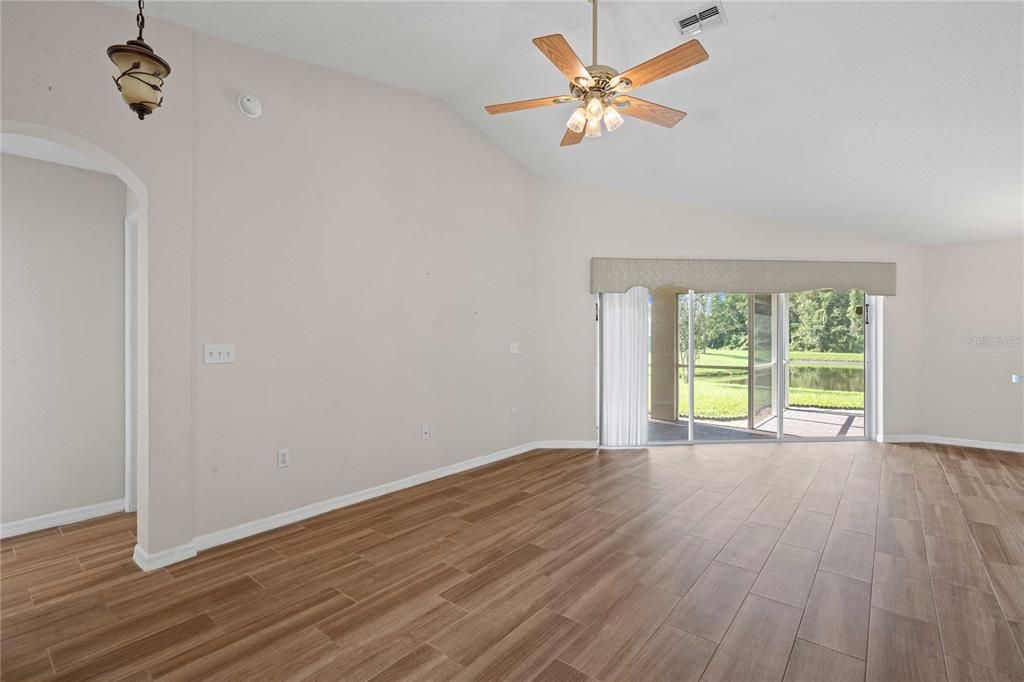 For Sale: $249,000 (2 beds, 2 baths, 1270 Square Feet)