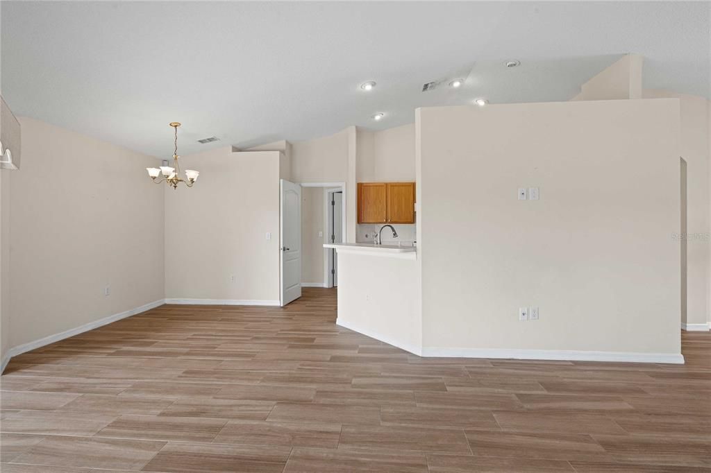 For Sale: $249,000 (2 beds, 2 baths, 1270 Square Feet)