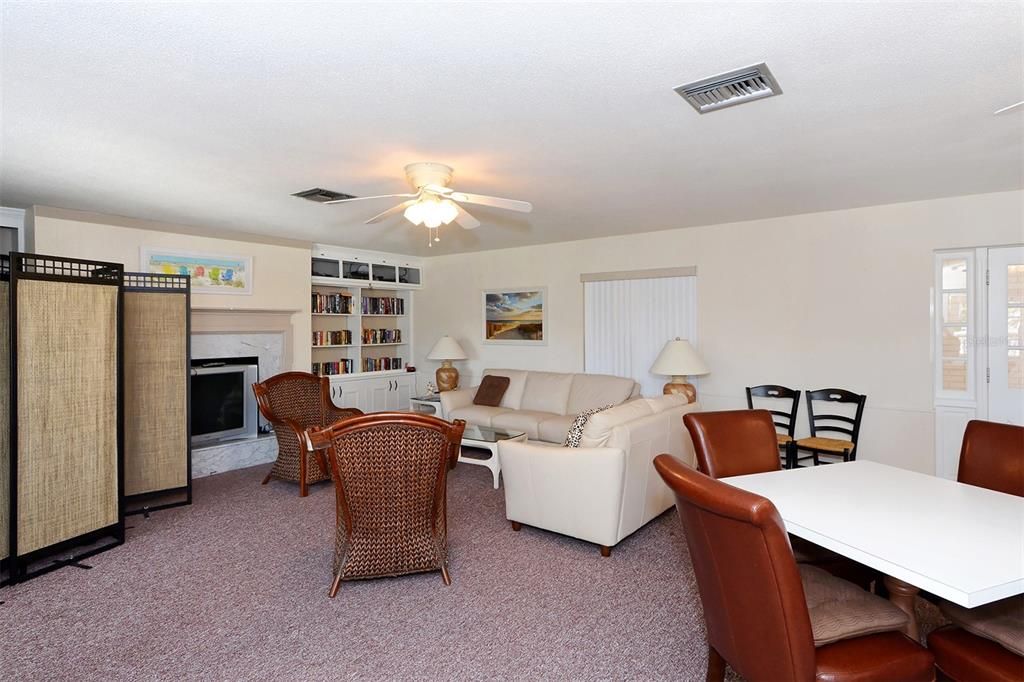 For Sale: $249,000 (1 beds, 1 baths, 651 Square Feet)