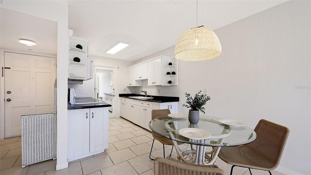 For Sale: $249,000 (1 beds, 1 baths, 651 Square Feet)