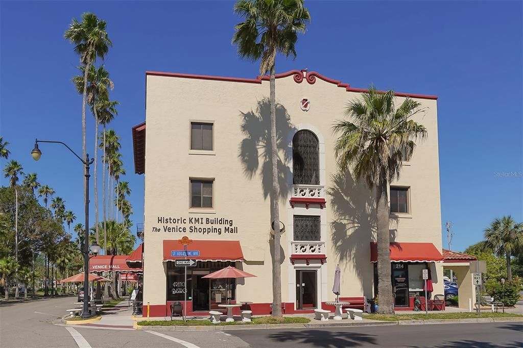 For Sale: $249,000 (1 beds, 1 baths, 651 Square Feet)